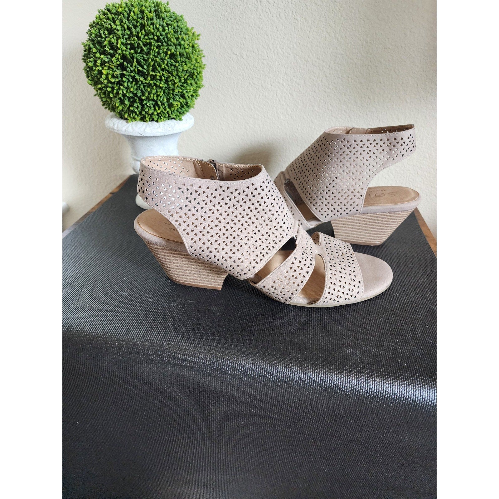 SOUL NATURALIZER Sandal Womens 11 M DEZ Heel Open Toe Bootie Beige Faux Leather