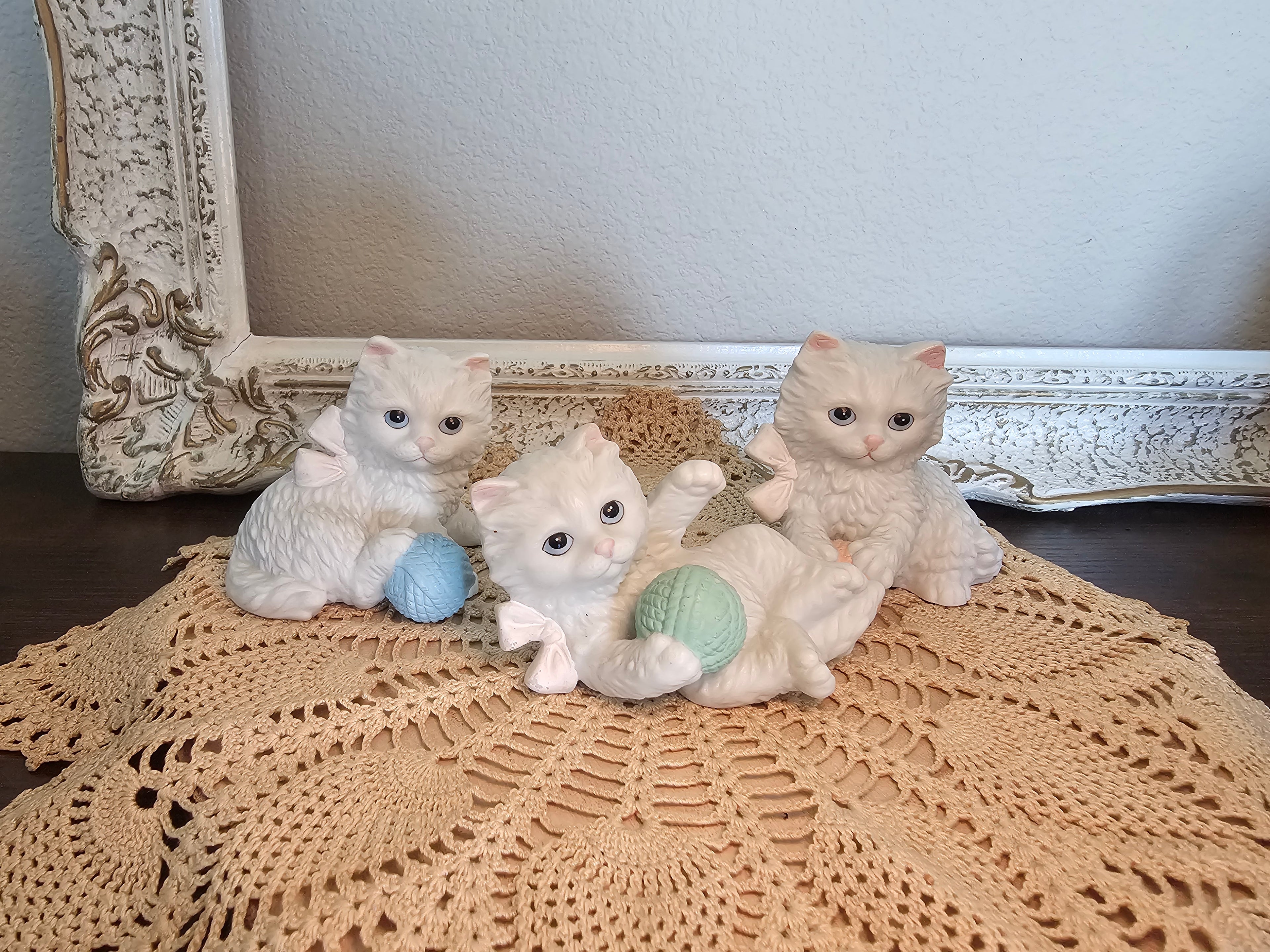 3 White Kittens Figurines - Homeco Vintage Playful Kitties w/ Yarn