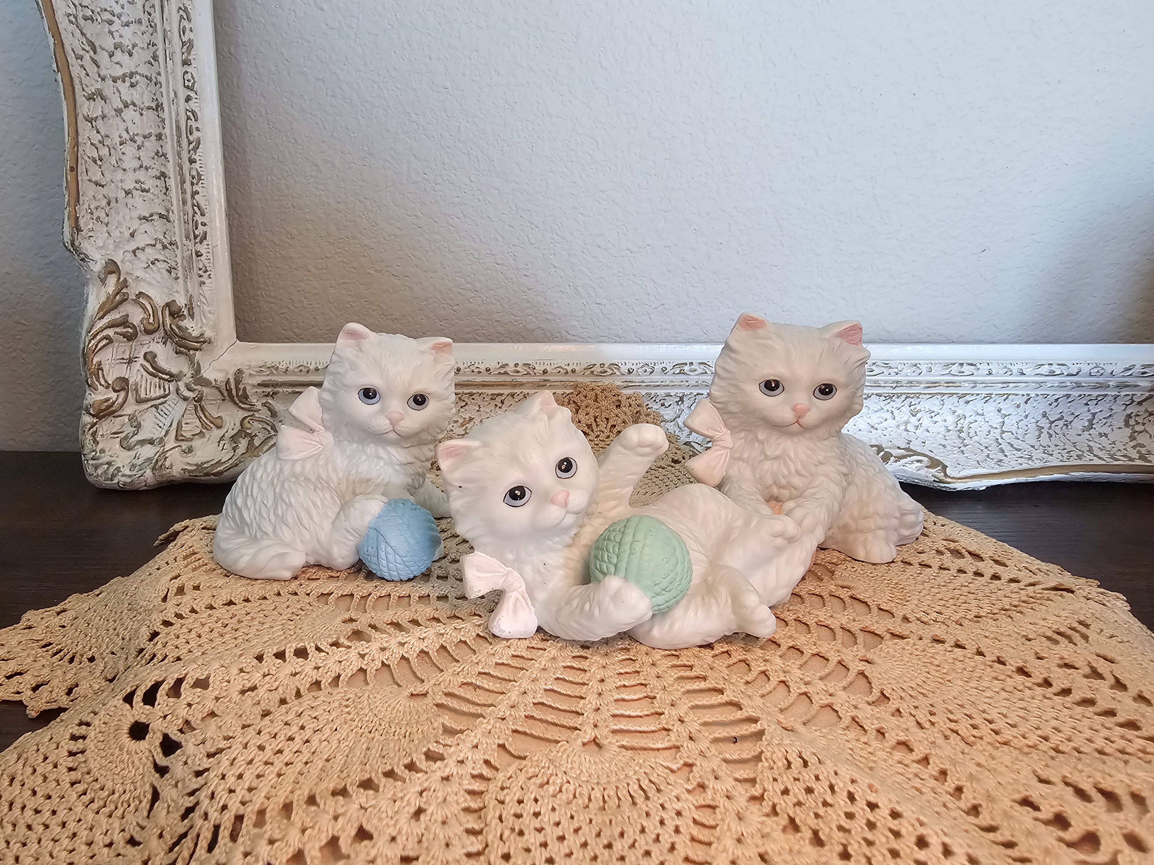 3 White Kittens Figurines - Homeco Vintage Playful Kitties w/ Yarn