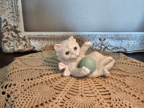 3 White Kittens Figurines - Homeco Vintage Playful Kitties w/ Yarn