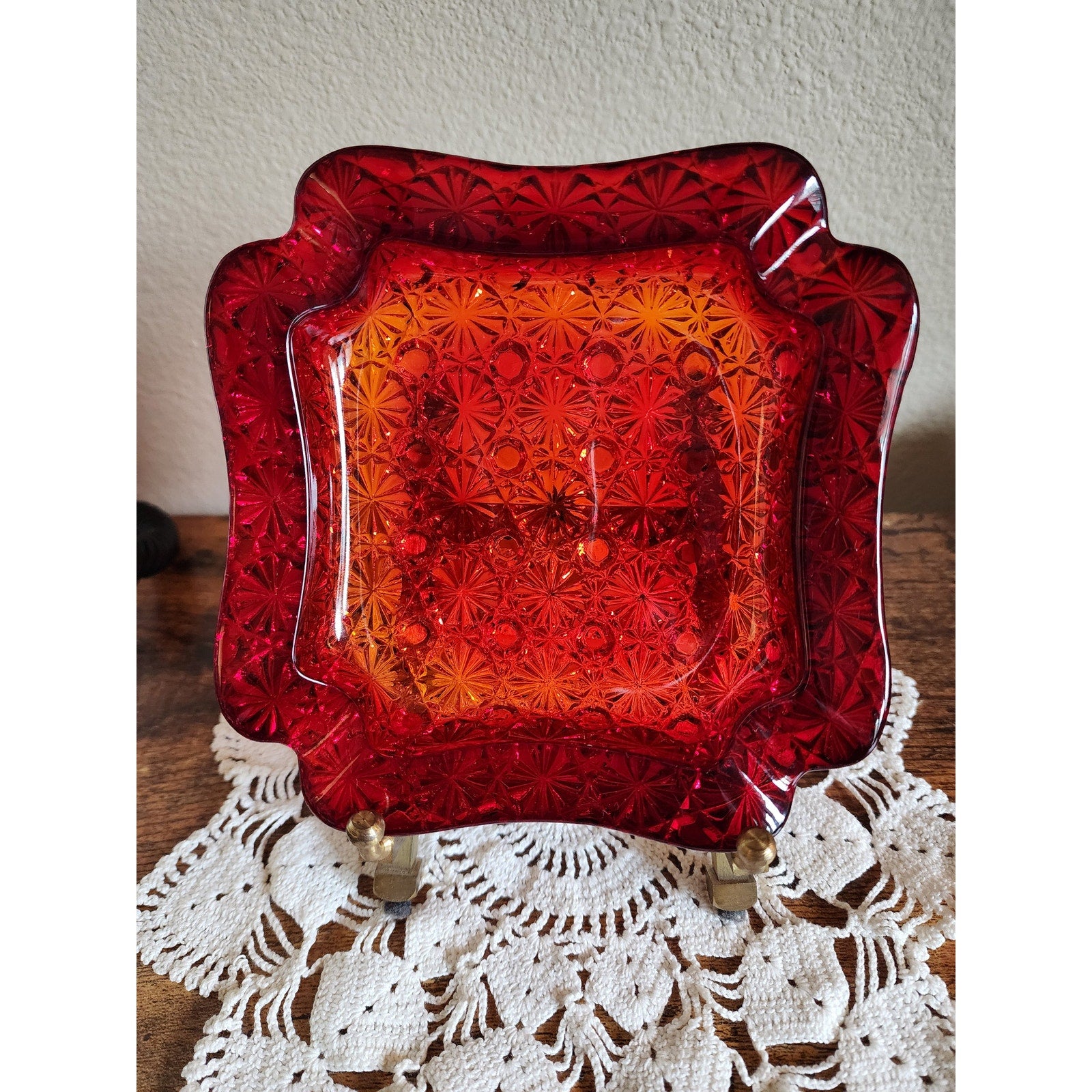 VTG L G Wright Amberina w/ UV Cadmium  "Daisy and Button" Ashtray  Glows Orange