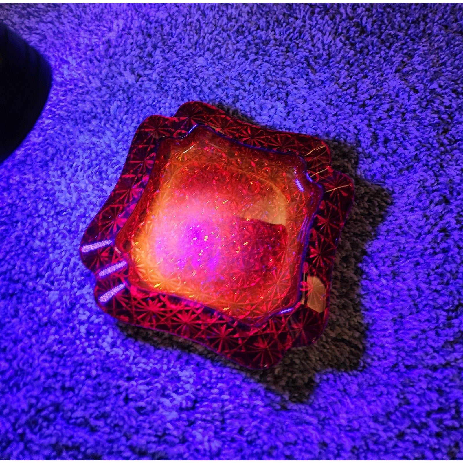 VTG L G Wright Amberina w/ UV Cadmium  "Daisy and Button" Ashtray  Glows Orange