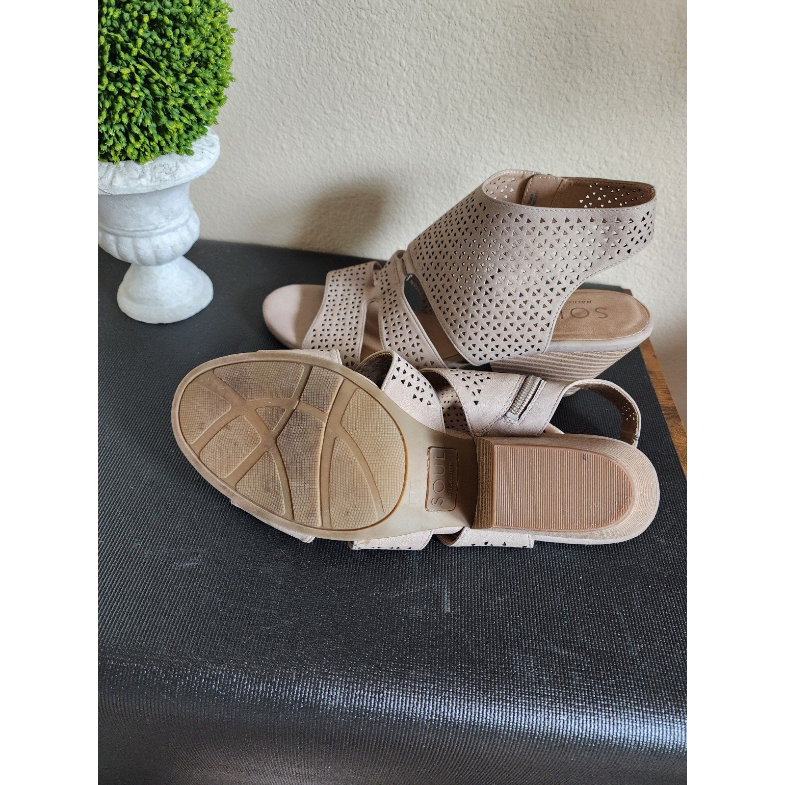 SOUL NATURALIZER Sandal Womens 11 M DEZ Heel Open Toe Bootie Beige Faux Leather